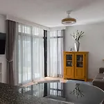 Cerca De La Playa Y Jardin